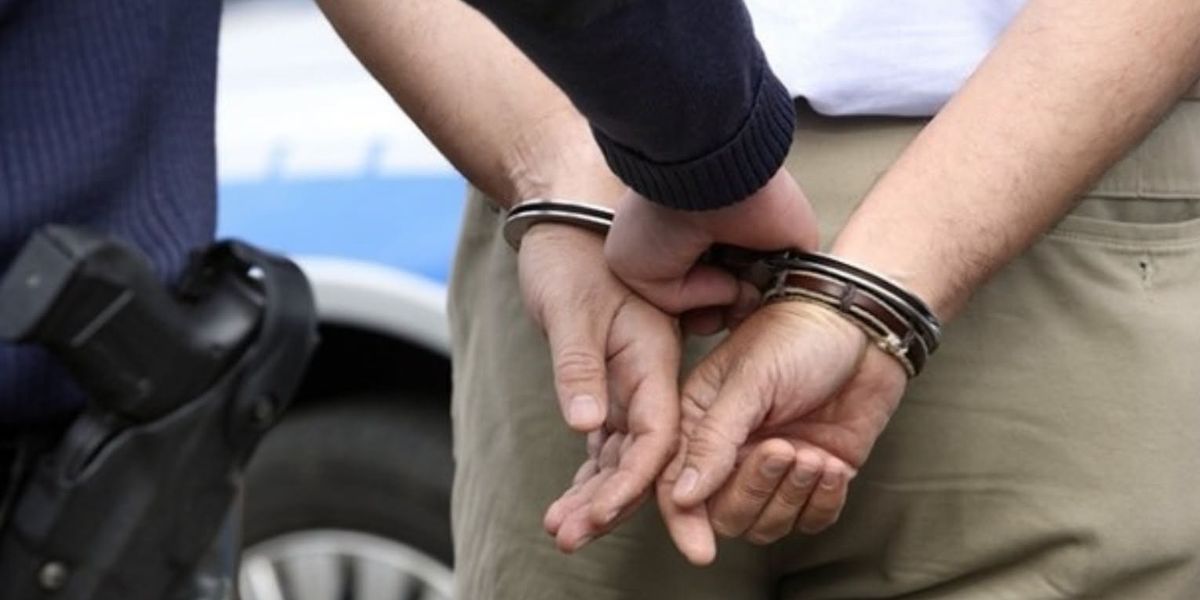 Arrestim në Kamenicë: Armë dhe xhaketë policie