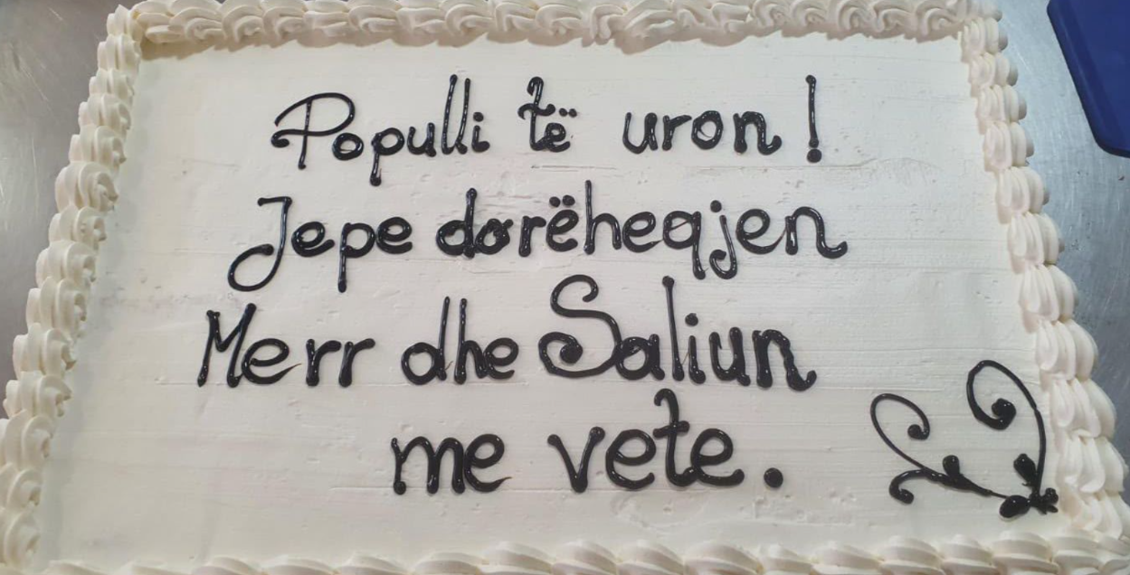 Protestuesit festojnë ditëlindjen e kryeministrit me torta