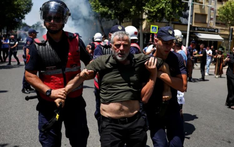 Protesta në Tiranë: Përplasje dhe kërkesa për dorëheqjen e