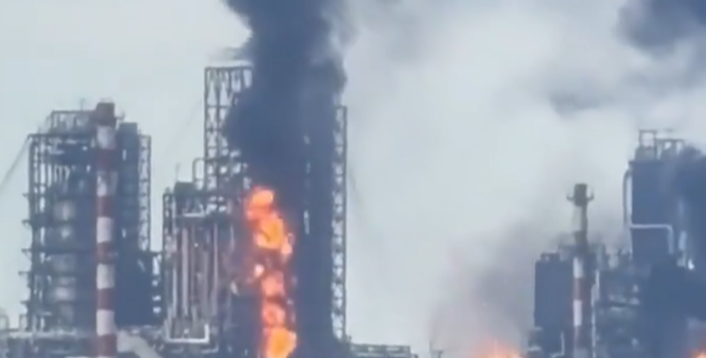 Rafineria e Omskut goditet nga dronët ukrainas