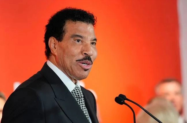 Lionel Richie rikthehet në skenë pas shtrimit në spital