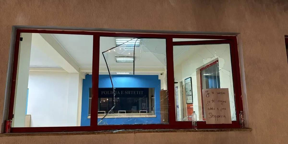 Protestuesit thyejnë xhamat e Komisariatit nr. 3 në Tiranë