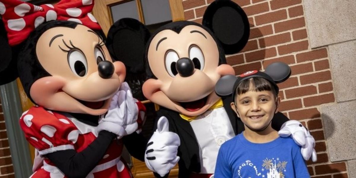 Disneyland mirëpret vizitorin miliardësh