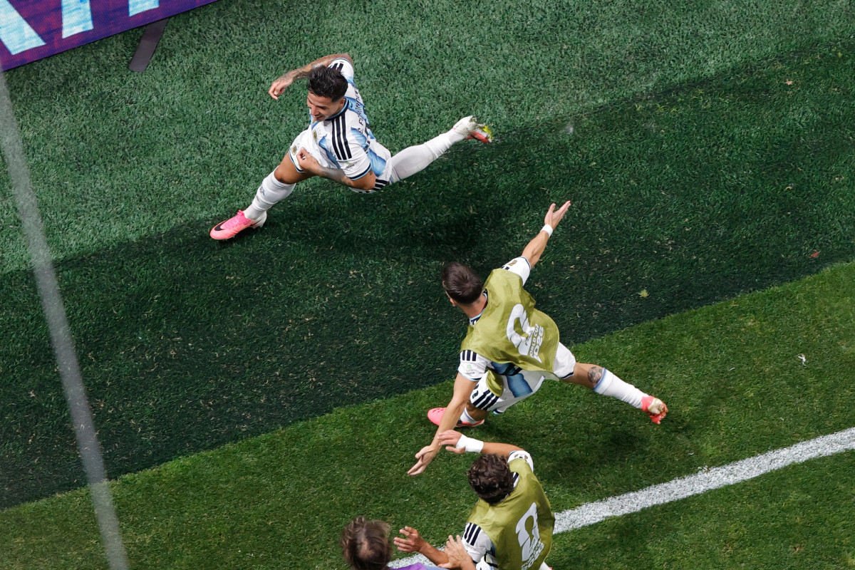 Argjentina kualifikohet në çerekfinale me përmbysje