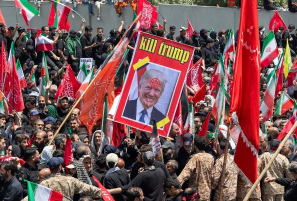 Funerali i Khameneit: Foto e Trumpit qëllohet me gurë
