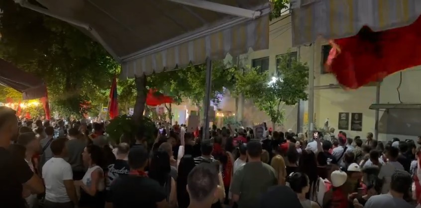 Hoxha dënon dhunën: Demokracia kërkon dialog