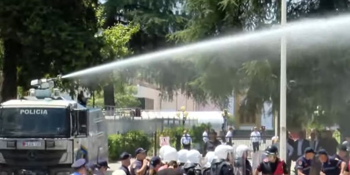 Tensione dhe arrestime para Kuvendit të Shqipërisë