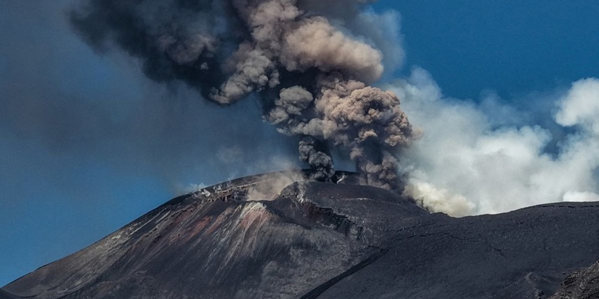 Etna shpërthen, ndalon fluturimet në Katania