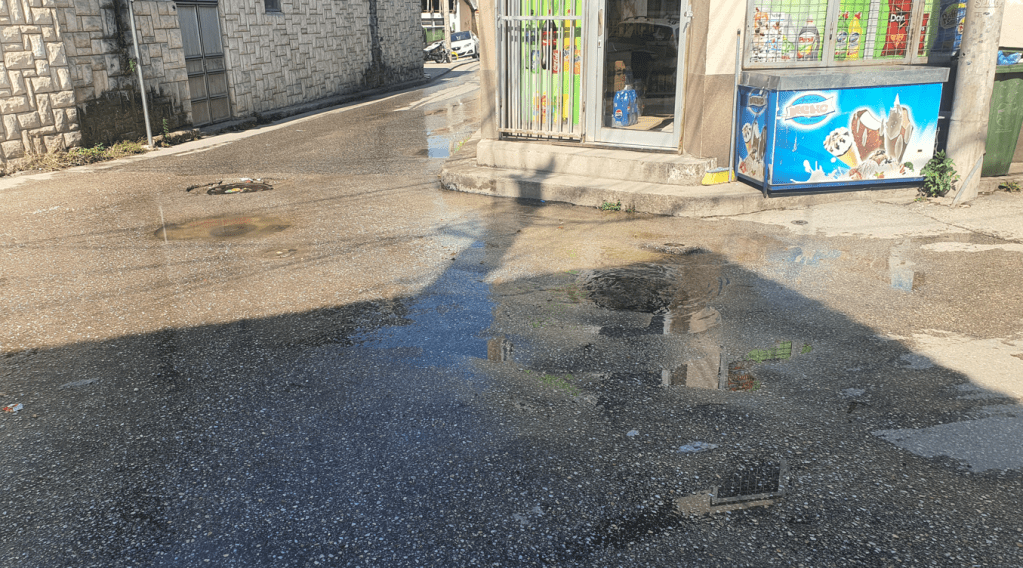 Ujërat e zeza vërshojnë Gazi Babën, banorët ankohen