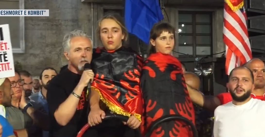 Aktivisti i përgjigjet Ramës: Dorëheqjen!