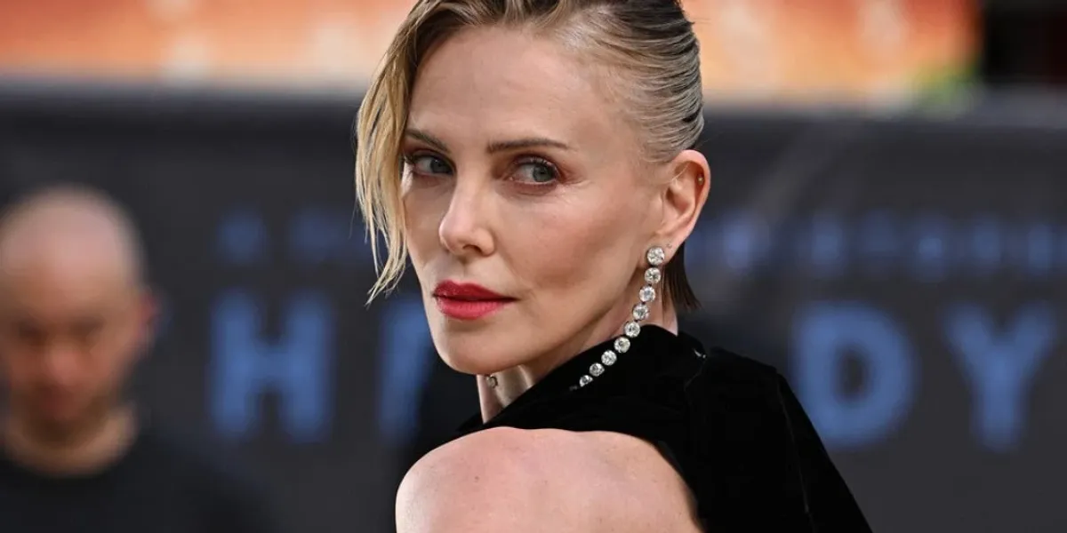 Charlize Theron pozon topless, flet për jetën intime