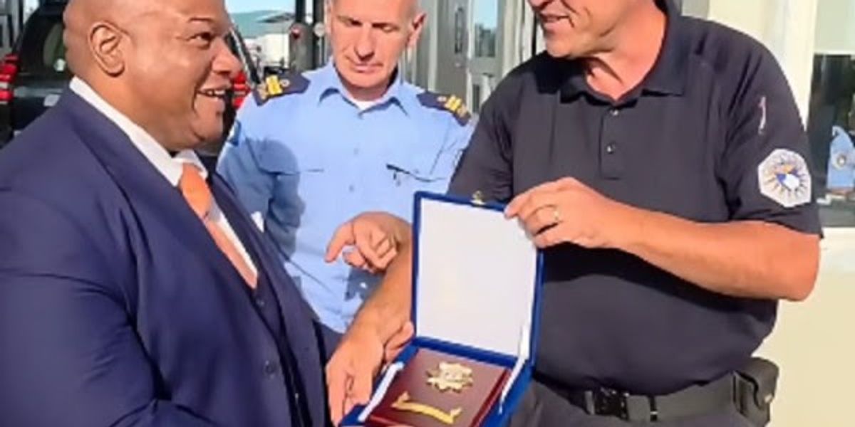 Policët kufitarë i dërgojnë dhurata pastorit amerikan Mark