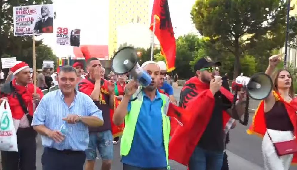 Protesta kundër qeverisë, marshim drejt Kryeministrisë
