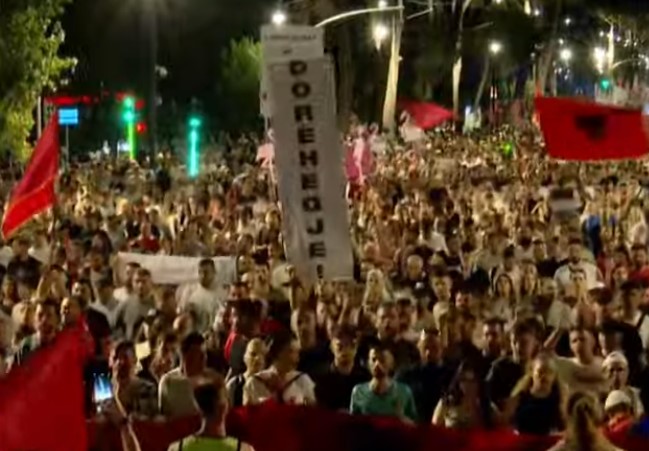 Protestuesit marshojnë drejt Komisariatit Nr. 3 në Tiranë
