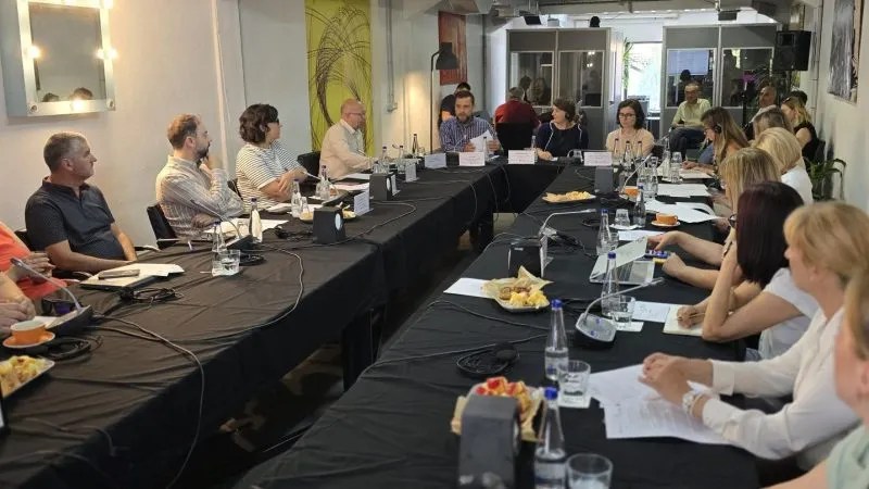 Dezinformatat antigjinore minojnë demokracinë dhe rolin e