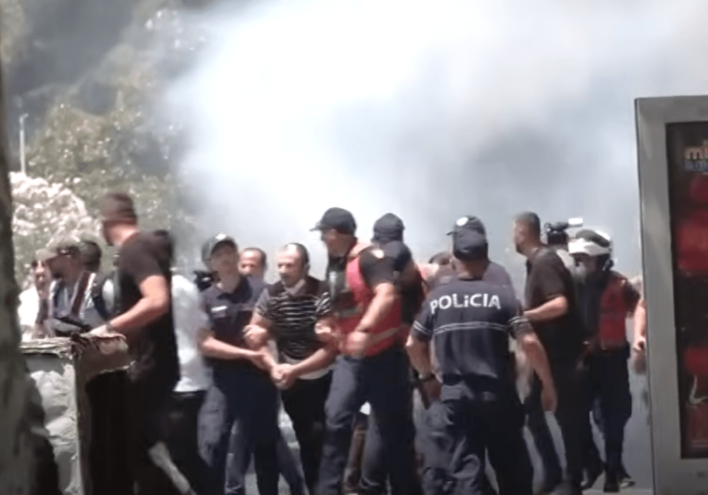 Protesta në Tiranë: 19 të arrestuar, 12 të proceduar