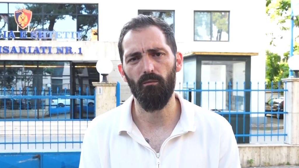 Aktivisti Gent Progni kallëzon truprojën e Manjës për dhunë