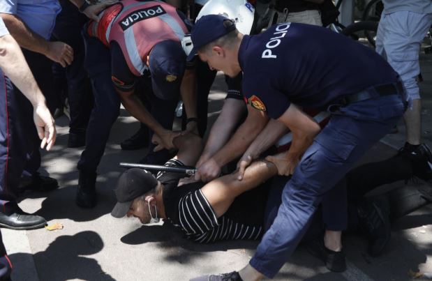 Protestuesit marshojnë te Gjykata e Tiranës për të