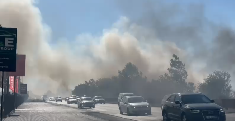 Zjarr i madh në Koxhas, bllokohet autostrada Tiranë-Durrës