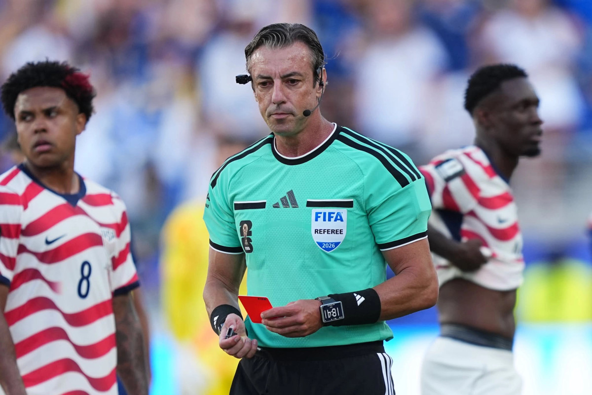 FIFA mbështet arbitrin Claus pas kritikave të Trump