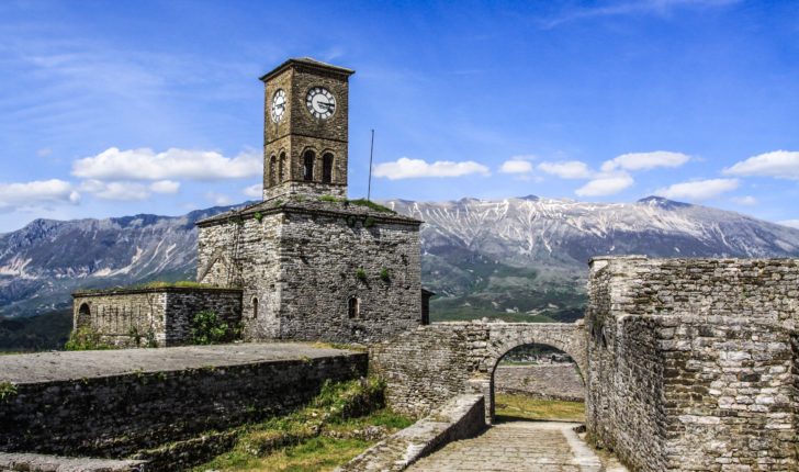 Studentët e Arteve sjellin monumentet e Gjirokastrës në