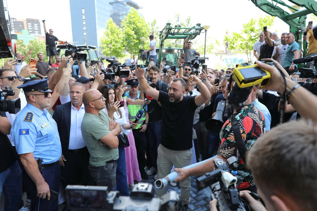 Protestë e fermerëve të qumështit para Ministrisë