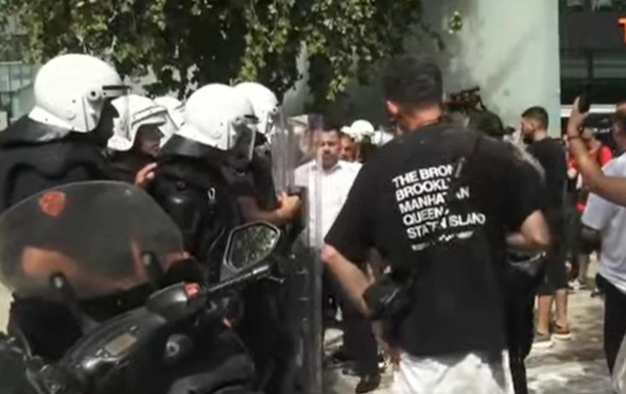 Protesta në Tiranë: Vezë ndaj deputetëve, përplasje me