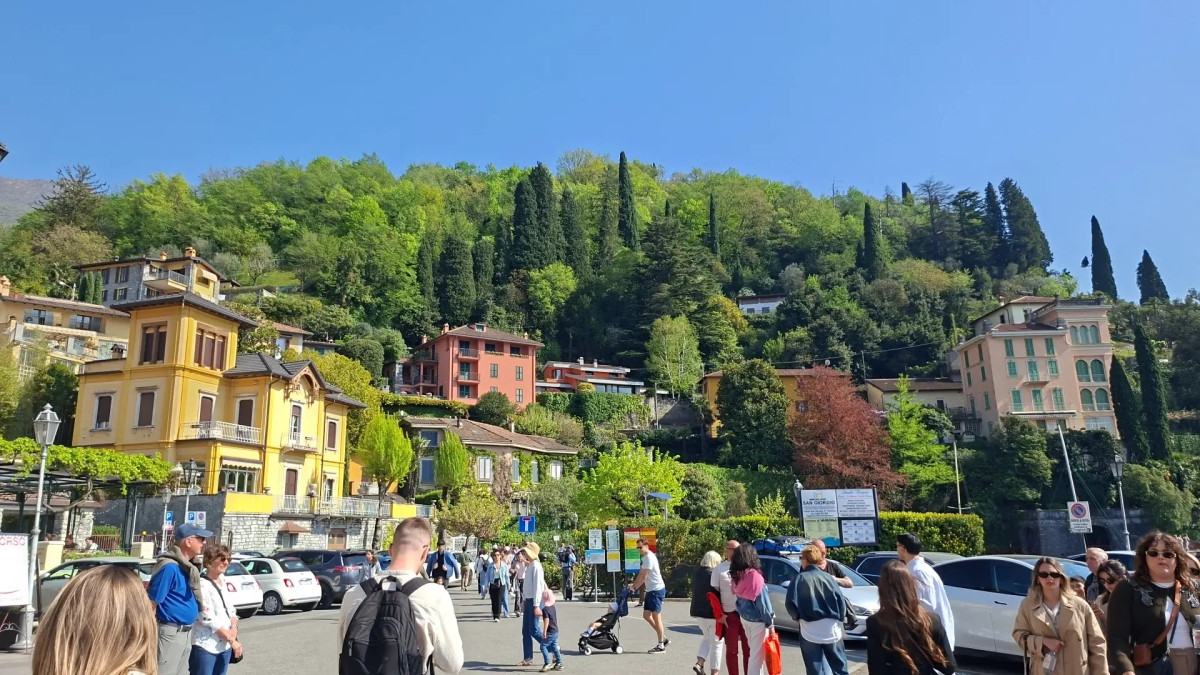 Varenna vendos gjoba për turistët me rroba plazhi në qytet