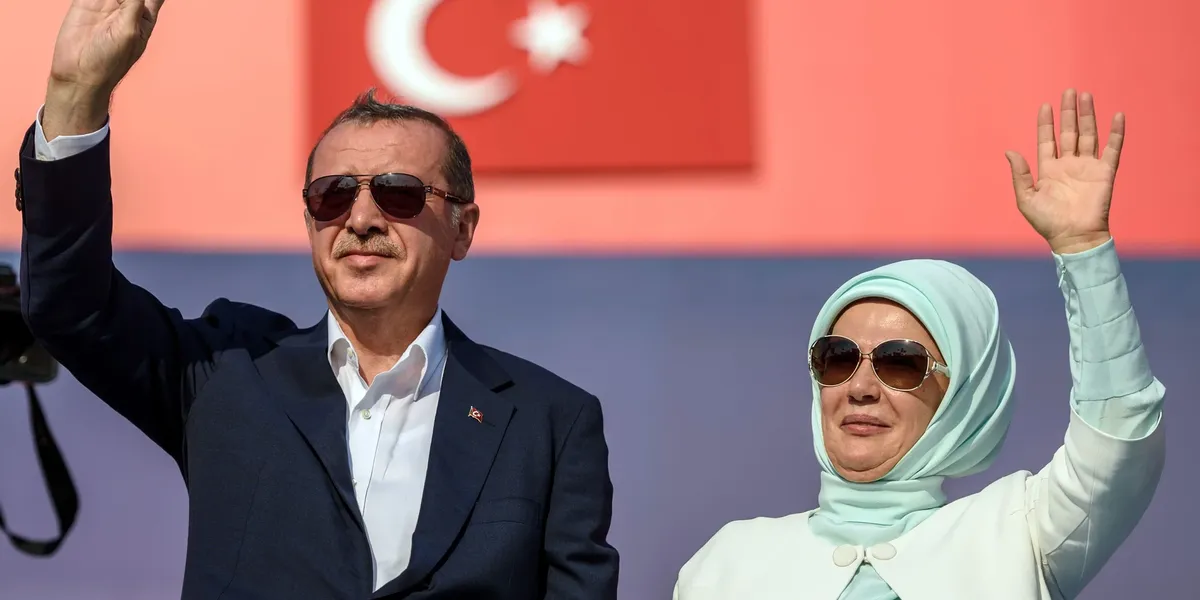 Samiti i NATO-s: Emine Erdogan pret bashkëshortet e liderëve