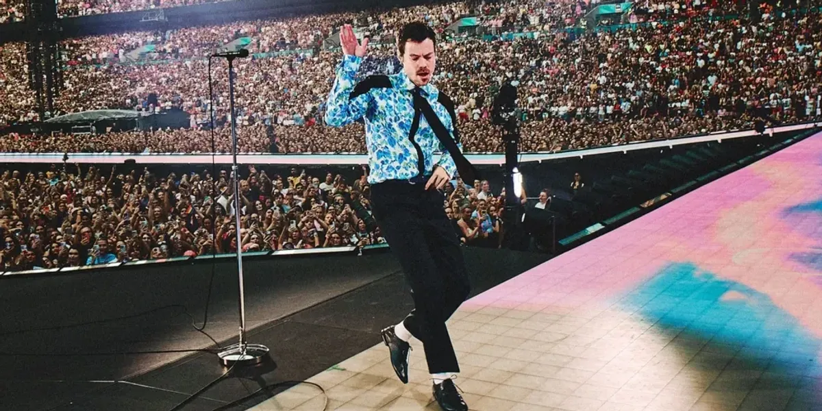 Harry Styles thyen rekordin në Wembley me 12 koncerte