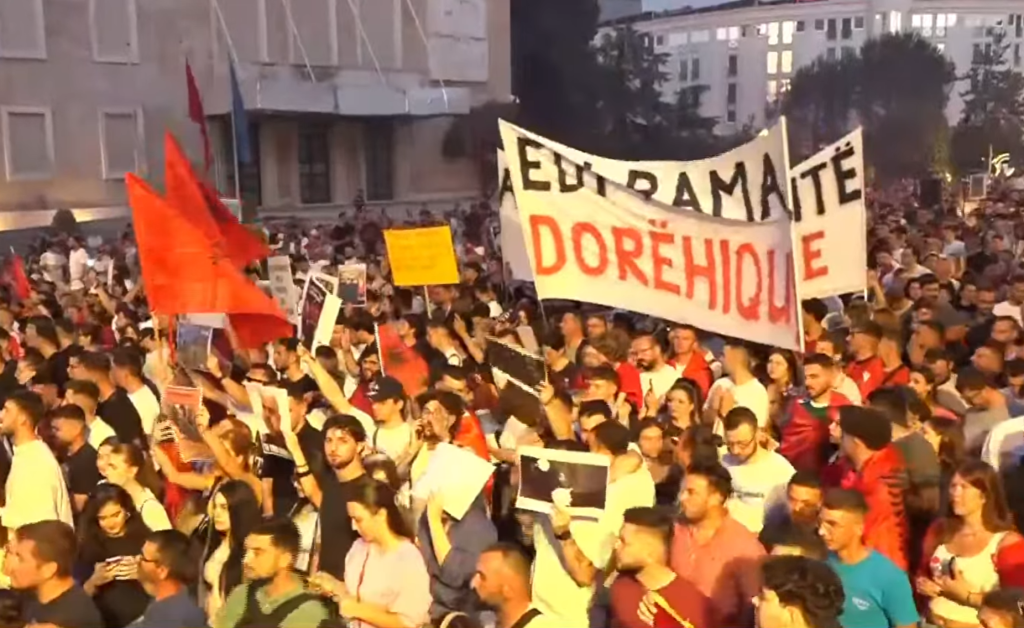 Protesta në Tiranë, qytetarë të diasporës kërkojnë