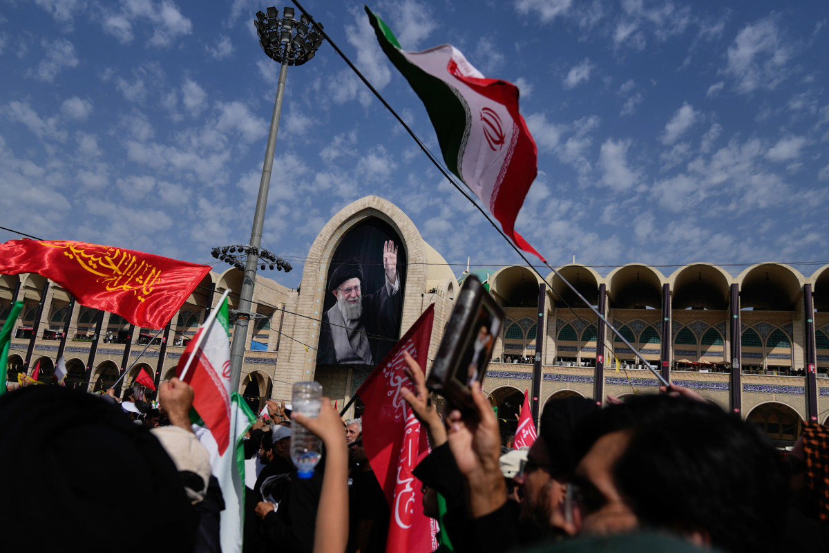 Mungon Mojtaba, djali i Khameneit, në ceremonitë mortore