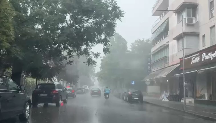 Stuhi e fortë në Elbasan, vështirësi në qarkullim