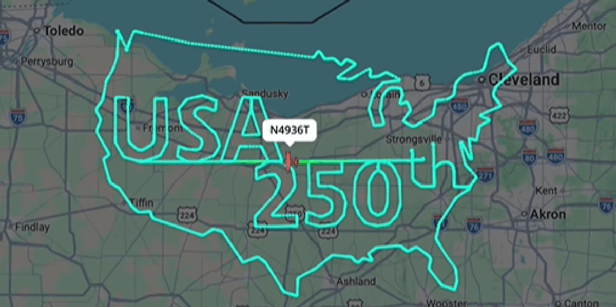 Pilot shkruan “USA 250th” në qiellin e Ohajos