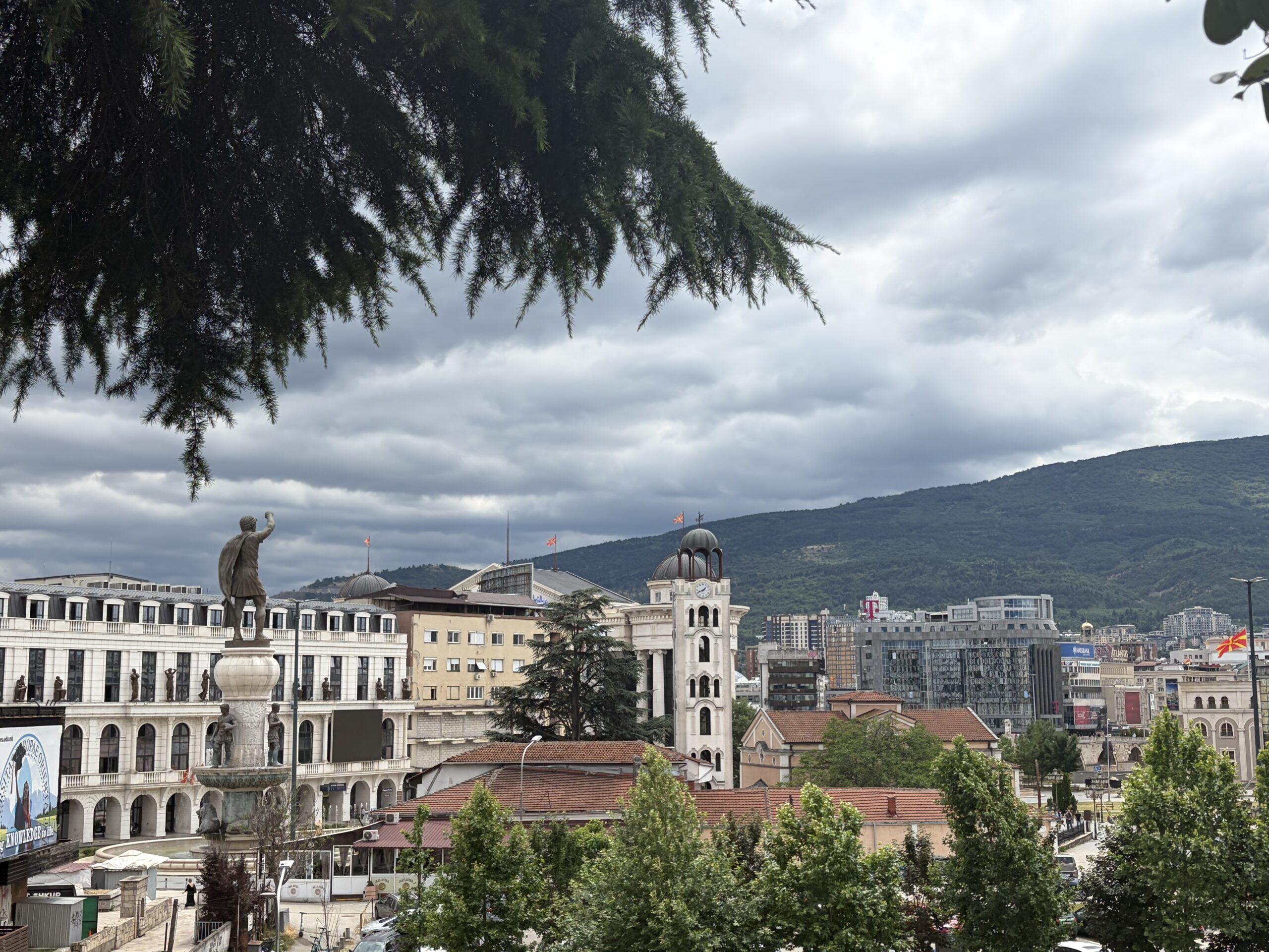 Moti ndryshueshëm, shira të rrëmbyeshëm e stuhi