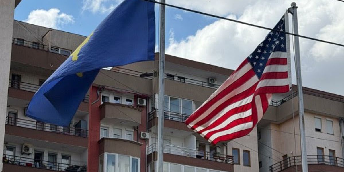 Flamuri amerikan valëvitet në oborrin e xhamisë në Prishtinë