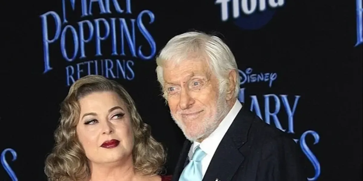 Dick Van Dyke, 98 vjeç, shfaqet me mbështetëse ecjeje