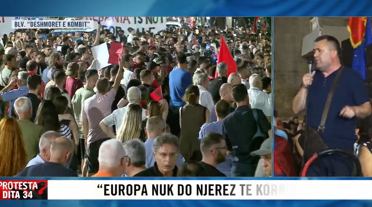 Protestuesi, ish-student i '90-ës, hedh dekoratën “Pishtar