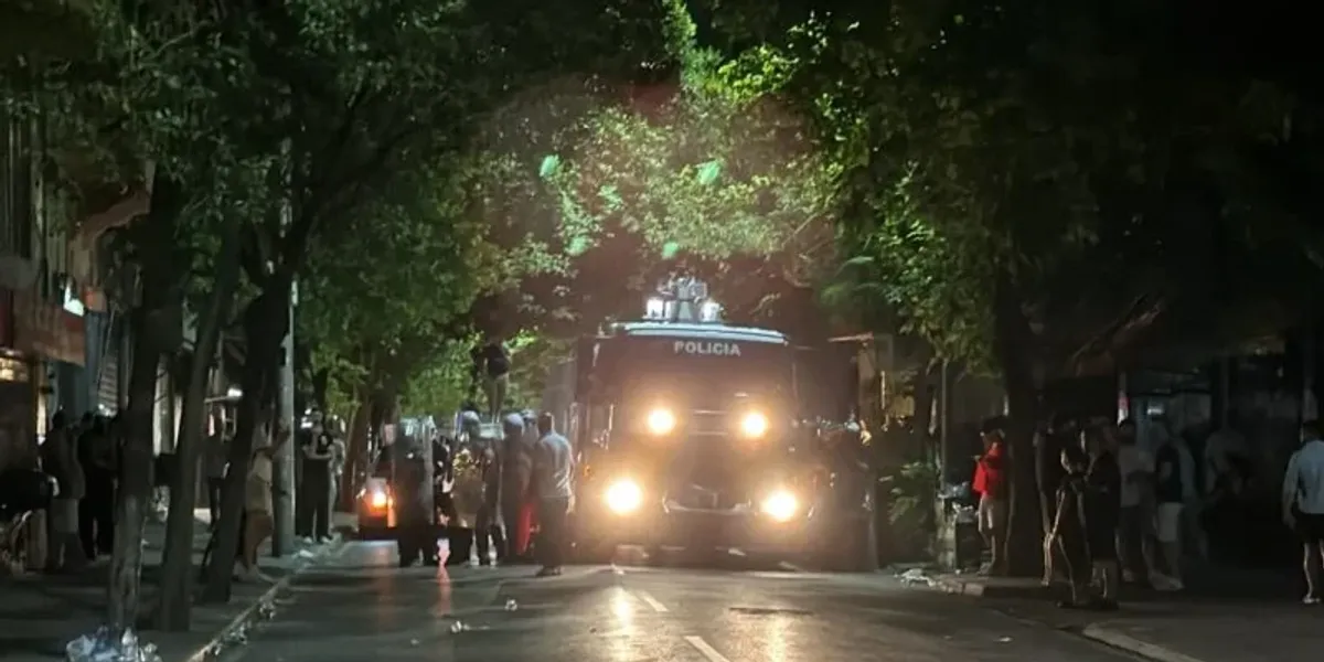 Protestuesit sulmojnë Komisariatin nr. 3, lëndohet një
