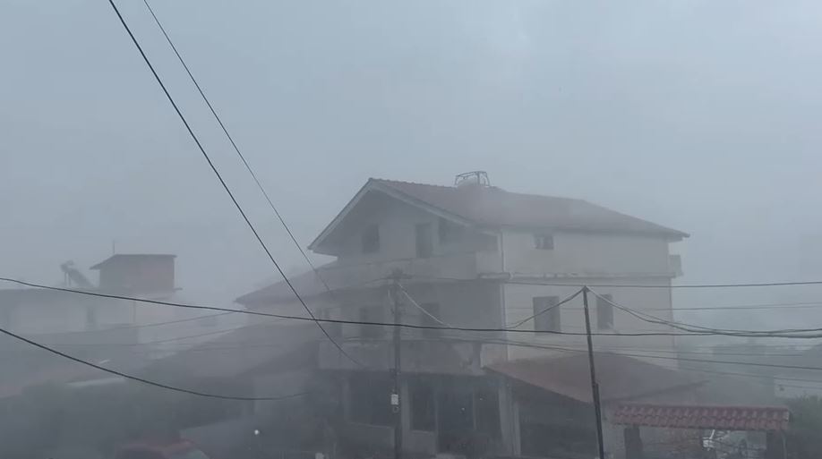Stuhi me breshër dhe erëra të forta në Elbasan