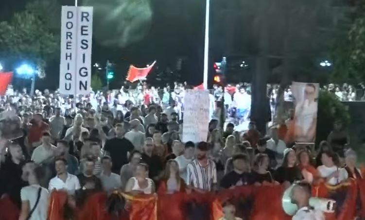 Protesta zhvendoset te Ministria e Jashtme, thirrje kundër