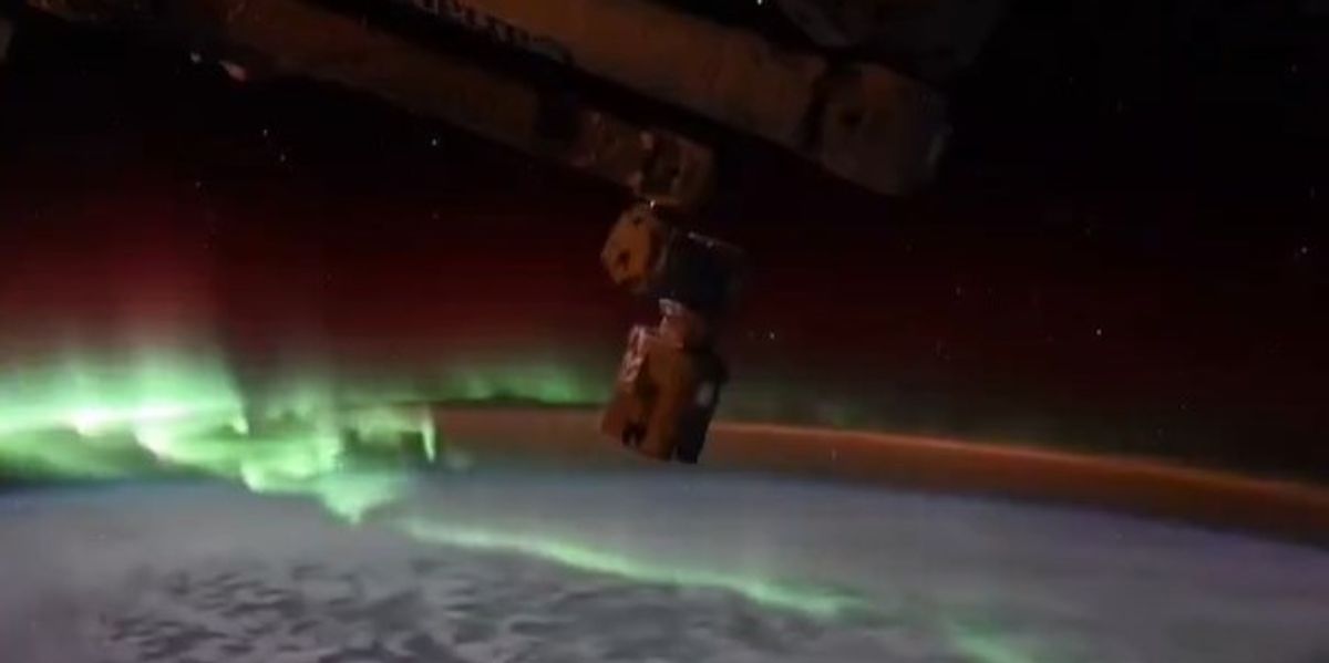 Aurorë boreale spektakolare, e filmuar nga Stacioni