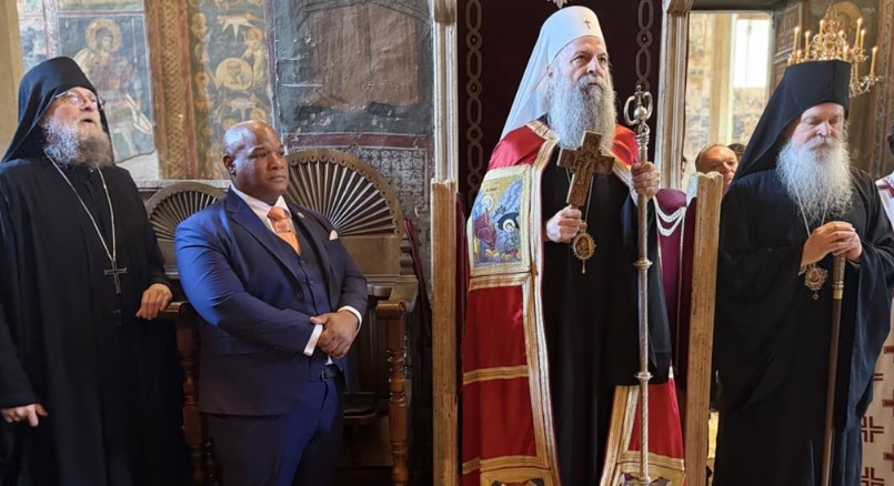 Këshilltari i Trump, Mark Burns, viziton Manastirin e