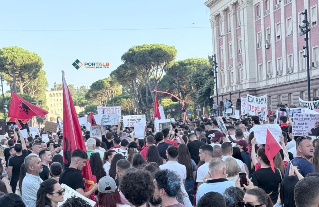Tiranë: Vazhdon protesta, kërkohet lirimi i të arrestuarve