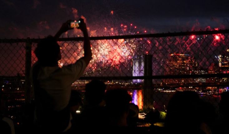 Të shtëna në Brooklyn: Tetë të plagosur, katër fëmijë