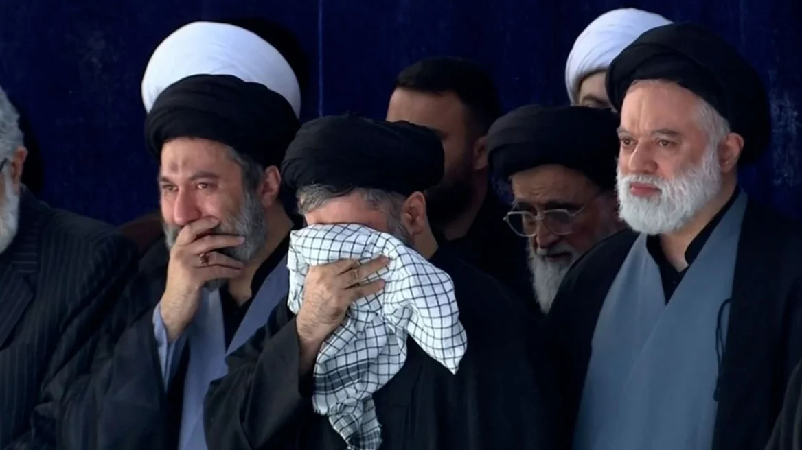 Mungesa e Mojtaba Khamenei në ceremoninë mortore