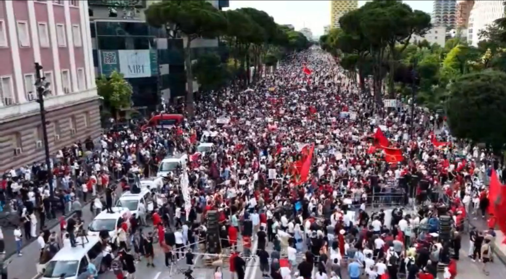 Protesta në Tiranë: Vezë ndaj deputetëve, përplasje me