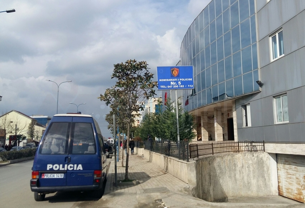 Nipi plagos xhaxhanë me thikë në Kamëz