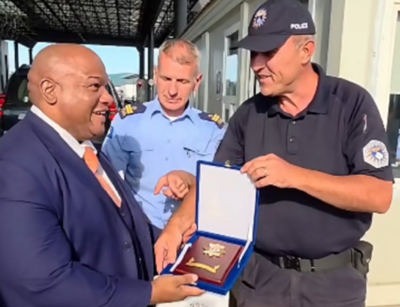 Policë Kufitarë Kosovarë i Dhurojnë Pastorin Mark Burns