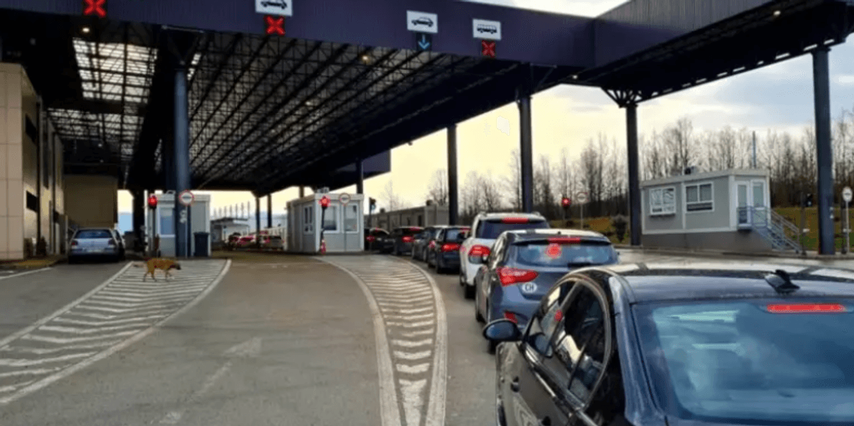 Kolona në Tabanocë, probleme teknike në kufi